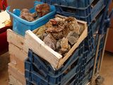 un chariot rempli de provisions posé par terre