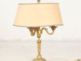 une lampe posée sur une table à côté d'un mur