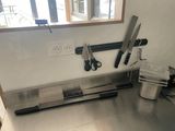 une photo d'un plan de travail de cuisine avec des couteaux et une casserole