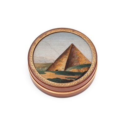une image représentant une peinture d'une pyramide dans une boîte en bois