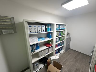 a box sitting on the floor in front of a bookshelf