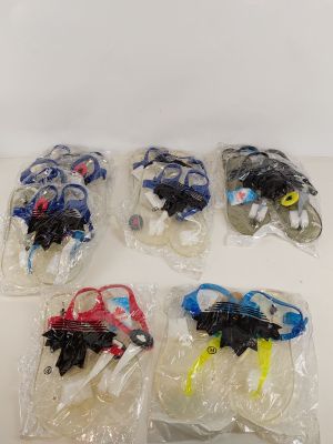 six petits jouets en plastique dans des sachets, posés sur une table