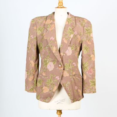 une image d'une veste de femme sur un mannequin