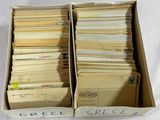 une boîte remplie d'une multitude de vieilles enveloppes, posée sur une table