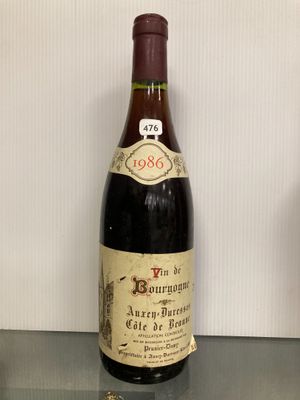 une bouteille de vin posée sur une table en verre
