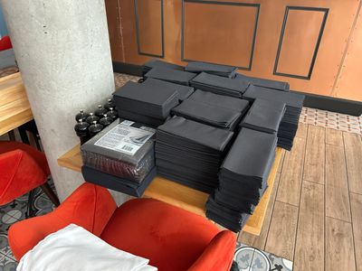 de nombreuses piles de livres posées sur une table dans une pièce