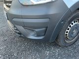 un gros plan du pare-chocs avant d'une voiture