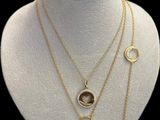 un mannequin blanc portant trois colliers différents