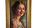tableau représentant une femme souriante dans un cadre doré sur fond blanc