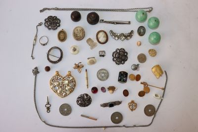 plusieurs types de bijoux différents sur une surface blanche