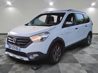 la photo d'une voiture blanche garée dans un garage