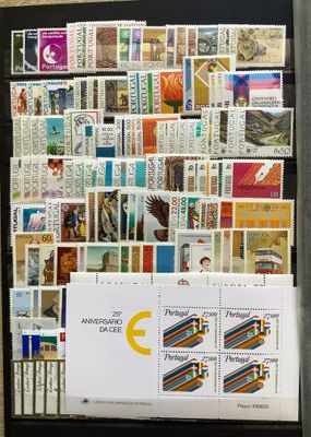 une photo d'une collection de timbres accrochée au mur