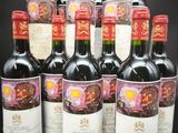 six bouteilles de vin rouge sont alignées