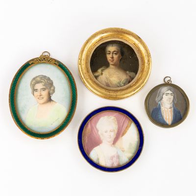 trois portraits miniatures de femmes sont exposés dans un cadre doré