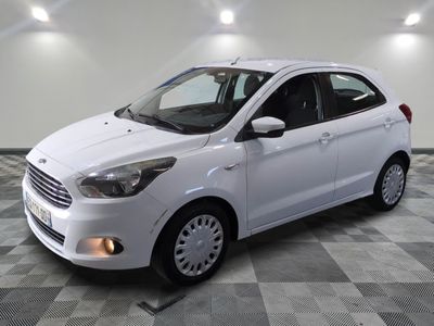 la voiture blanche est garée sur le sol à carreaux d'une pièce