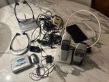 une table sur laquelle sont posés plusieurs téléphones portables
