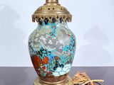 un vase posé sur une table sur laquelle est représenté un dragon