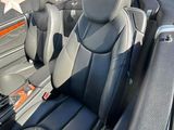 l'intérieur d'une voiture avec des sièges en cuir noir et des garnitures en cuir noir