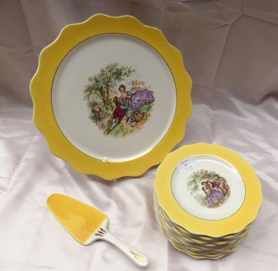 des assiettes jaunes et blanches et une fourchette jaune posées sur une nappe blanche