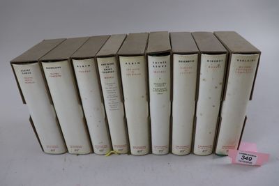 six livres sont empilés sur une surface blanche