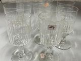plusieurs verres à vin vides posés les uns à côté des autres sur une table