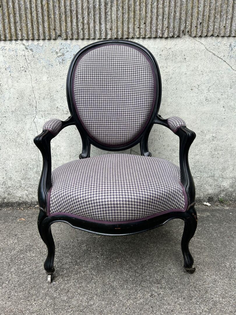 Fauteuil cabriolet en bois noirci à dossier médaillon, pieds…