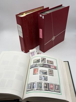 un livre ouvert posé sur une table blanche, à côté d'une calculatrice