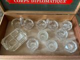 une boîte contenant de nombreux objets en verre