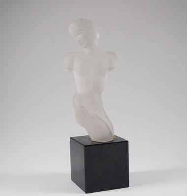 sculpture représentant une femme nue sur un socle noir