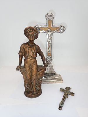 une statue représentant une femme tenant un panier, à côté d'une croix et d'un crucifix