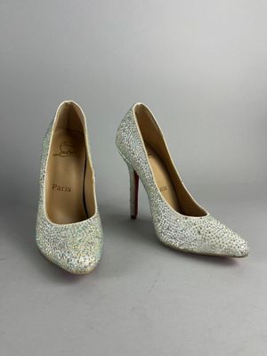 LOUBOUTIN. Paire d'escarpins sertis de strass sur fond ivoir…