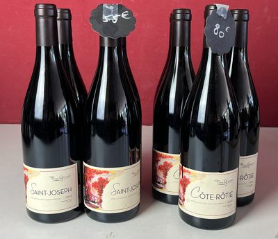 trois bouteilles de vin rouge sont alignées sur un comptoir