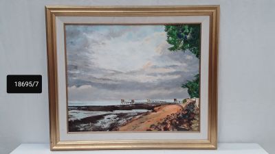 une image d'un tableau sur une étagère dans une pièce