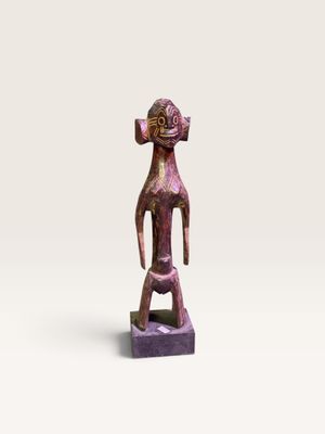 sculpture représentant un homme avec une tête sur la tête