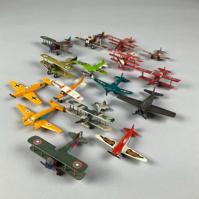 beaucoup de petits avions jouets posés sur une table