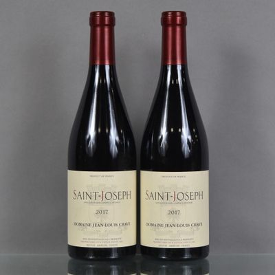 deux bouteilles de vin posées sur une table en verre