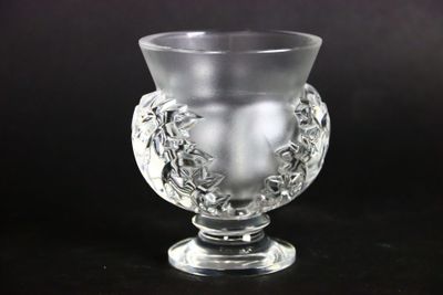 un vase en verre transparent orné d'un motif floral