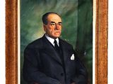portrait d'un homme en costume-cravate, une pipe à la bouche