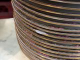 une pile d'assiettes empilées les unes sur les autres