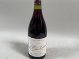 une bouteille de vin à côté d'un verre de vin