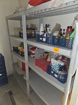 une étagère contenant de nombreux objets dans une pièce