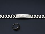un bracelet en argent orné d'une rayure noire et blanche