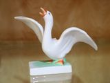 figurine en porcelaine représentant une oie blanche sur un socle vert