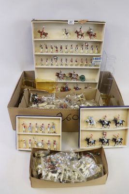 quatre boîtes contenant des figurines miniatures représentant des chevaux et des jockeys
