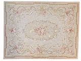 un tapis ancien avec un motif floral sur fond blanc