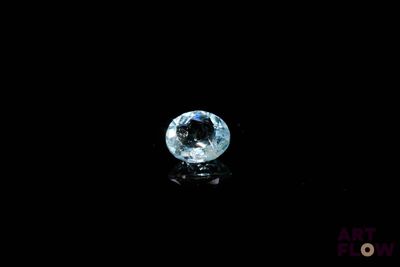 une image représentant un diamant bleu sur un fond noir