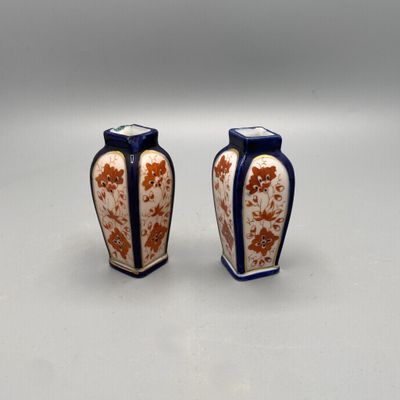 JAPON Deux petits vases dans le style Imari.