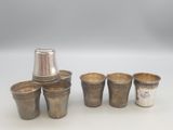 un ensemble composé de cinq tasses en argent et d'une cuillère en argent