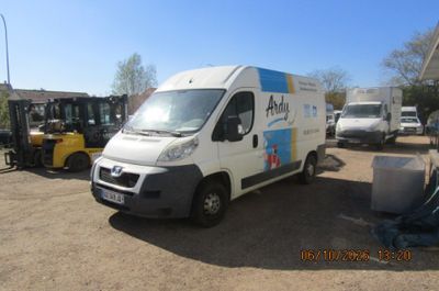 une camionnette garée sur un parking avec d'autres véhicules
