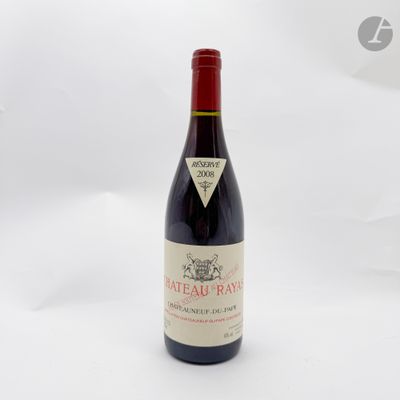 une bouteille de vin posée sur une table
